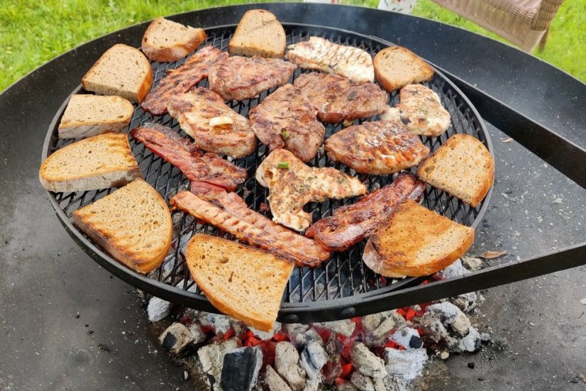 Zahradní gril s grilovacím roštem