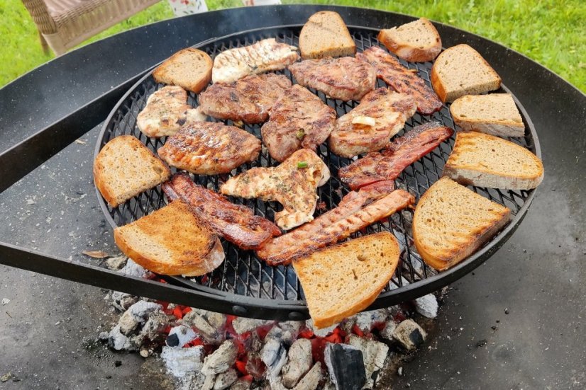 Ohniště s grilovacím roštem