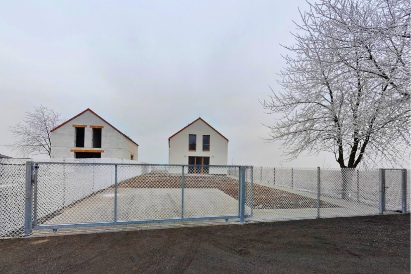 Posuvná brána na kolejnici š. 450 - 500 cm × v. 150 cm – foto zákazník