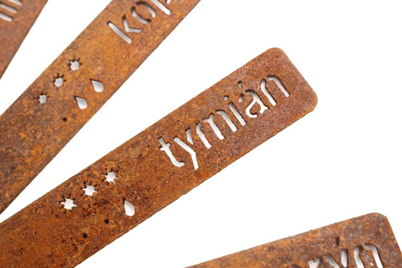 Detail cortenových menoviek