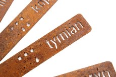 Detail cortenových menoviek