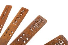 Detail cortenových menoviek