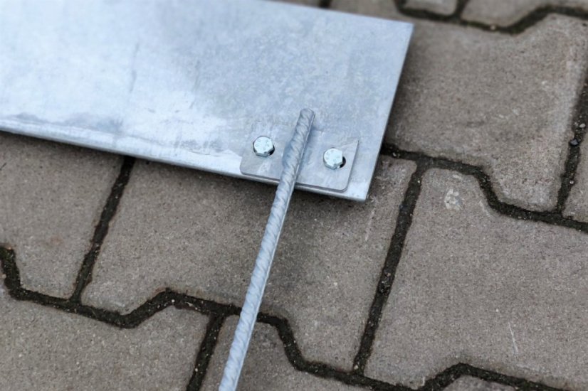 Zatloukací trn kovového obrubníku