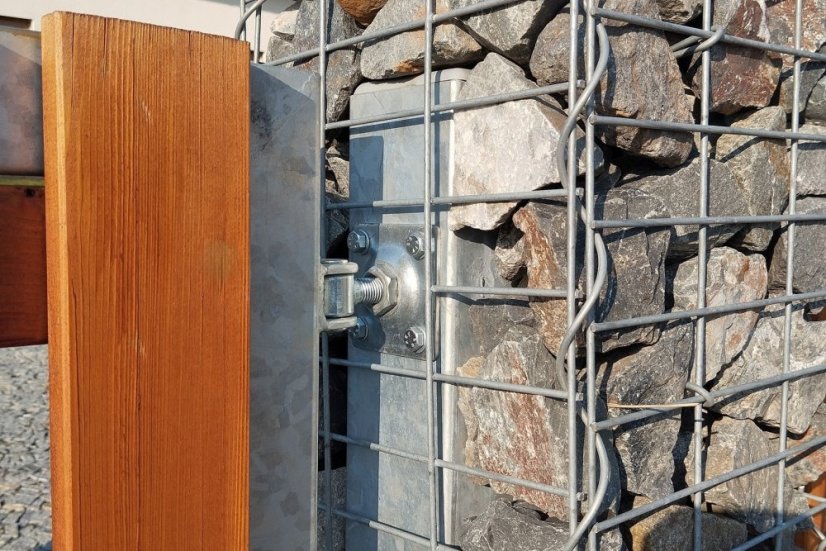 Detail pantu a sloupku v gabionu