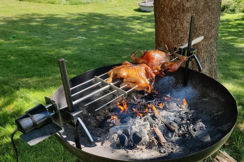 Ohnisko s otočným grilom na kurčatá